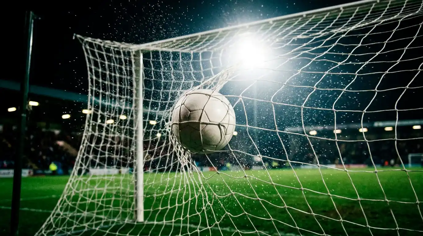 Närbild på en fotboll i nätet efter ett mål under en VM-match 2026